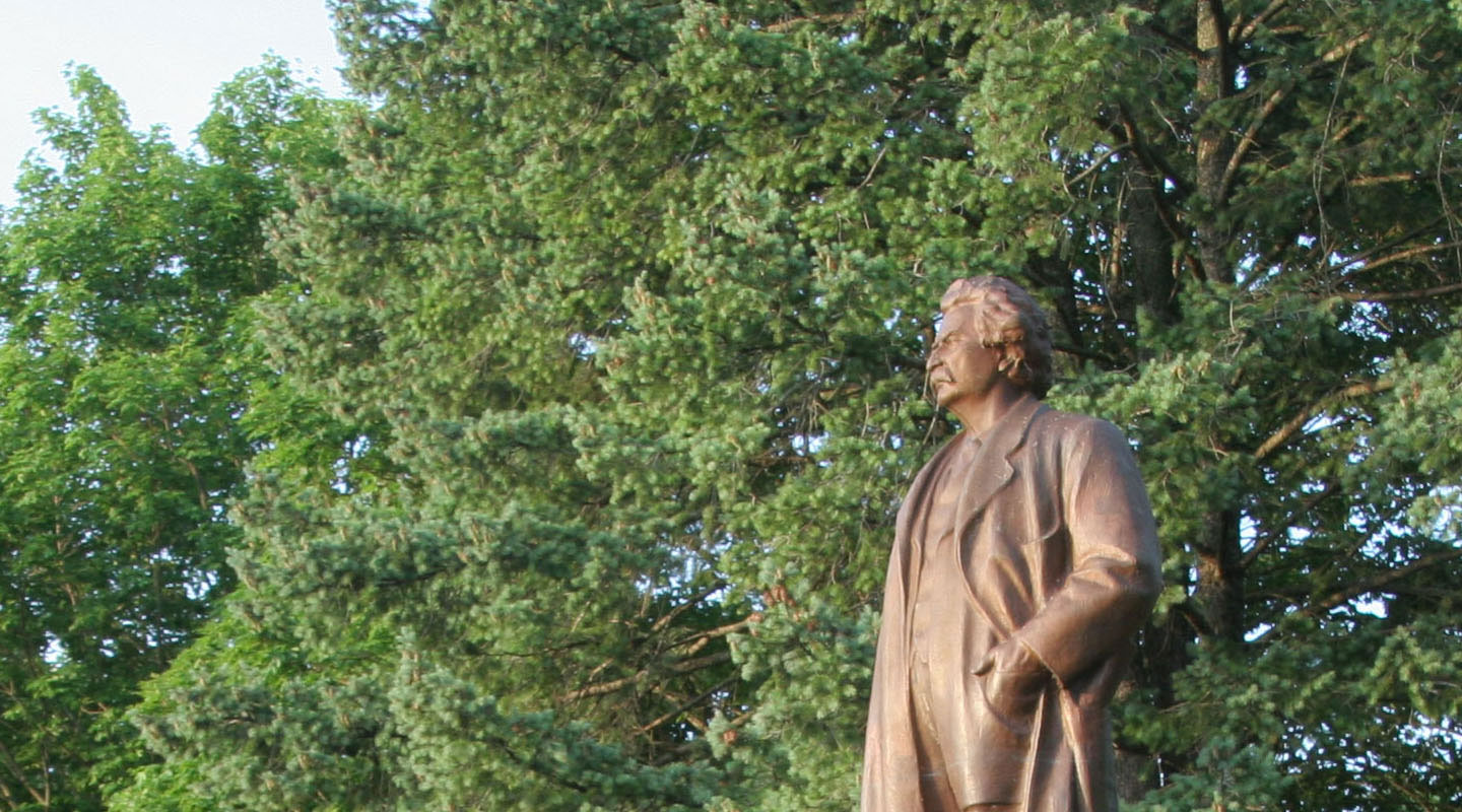 Statue of Mark Twain in a park